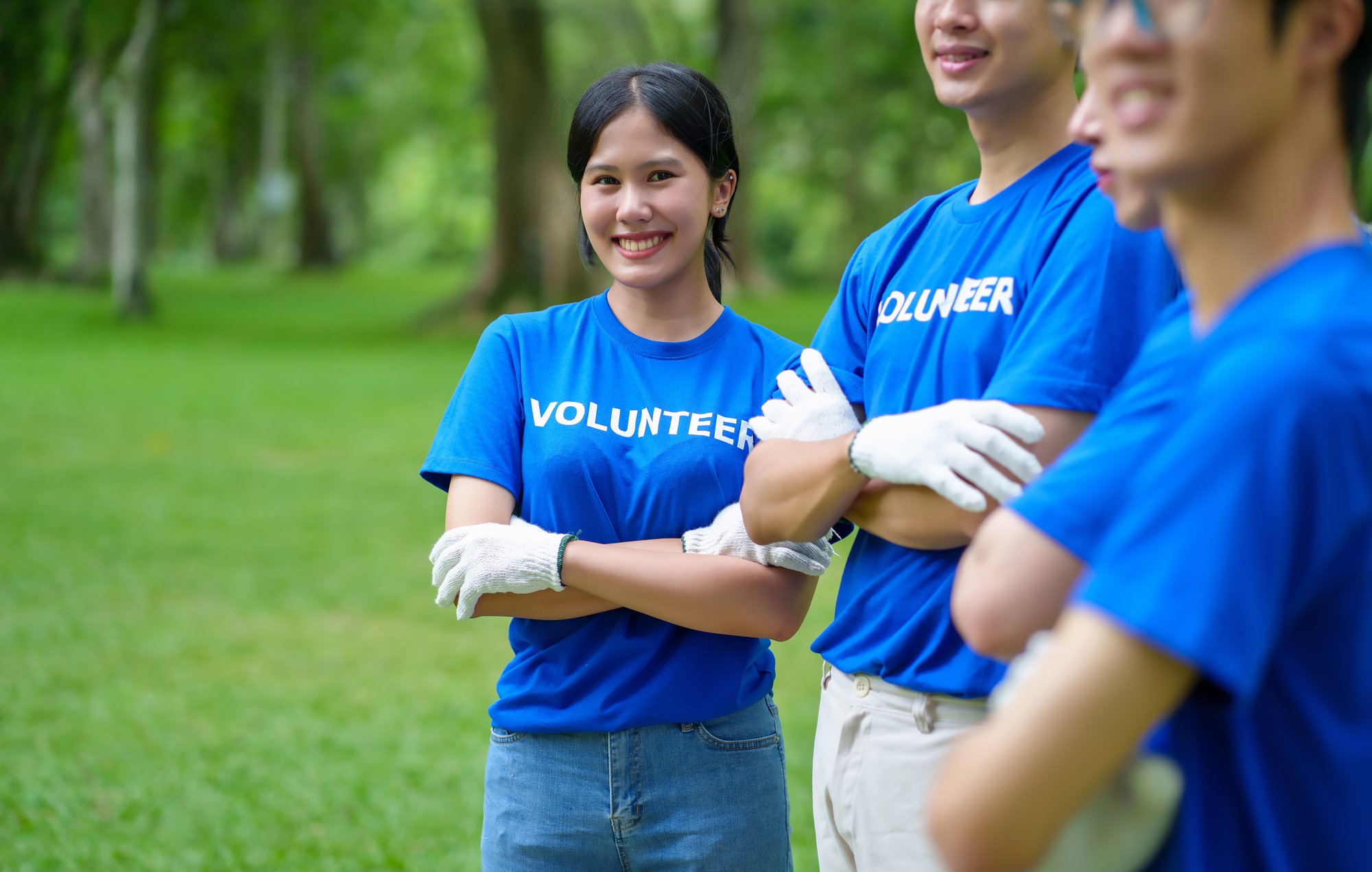 volunteers-wearing-matching-shirts-in-grassy-park-2026-01-07-00-33-14-utc